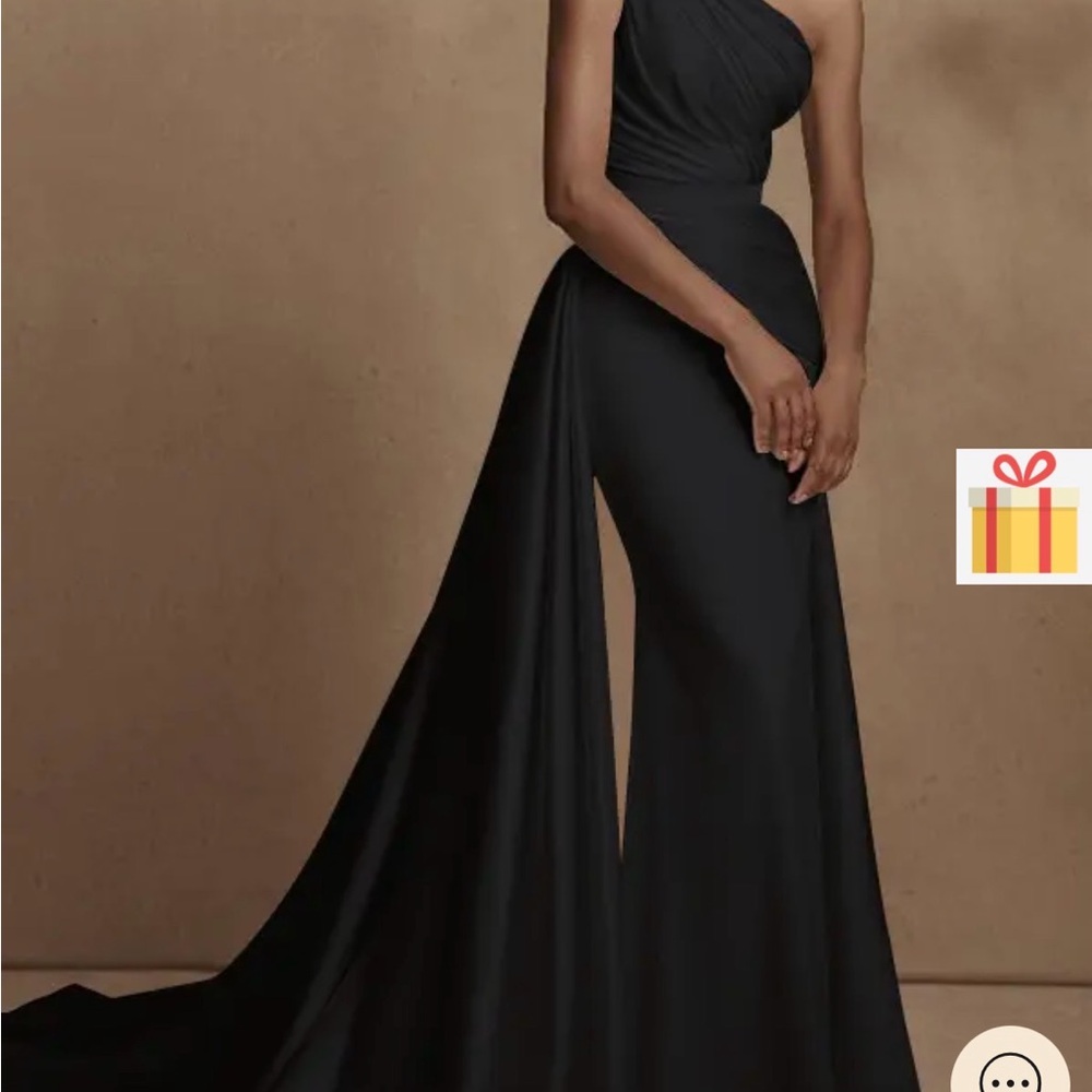 Elegant One-Shoulder Black Evening Gown with Dramatic Train